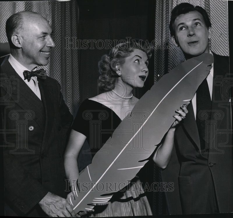 Load image into Gallery viewer, 1953 Press Photo Herb Shriner tickled y Nancy Wright with Richard Herzfeld
