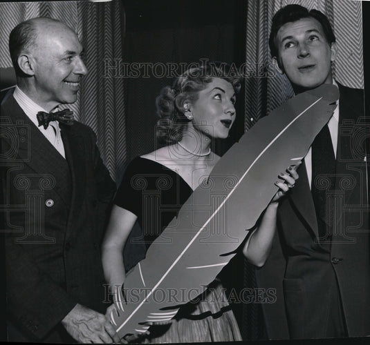 1953 Press Photo Herb Shriner tickled y Nancy Wright with Richard Herzfeld