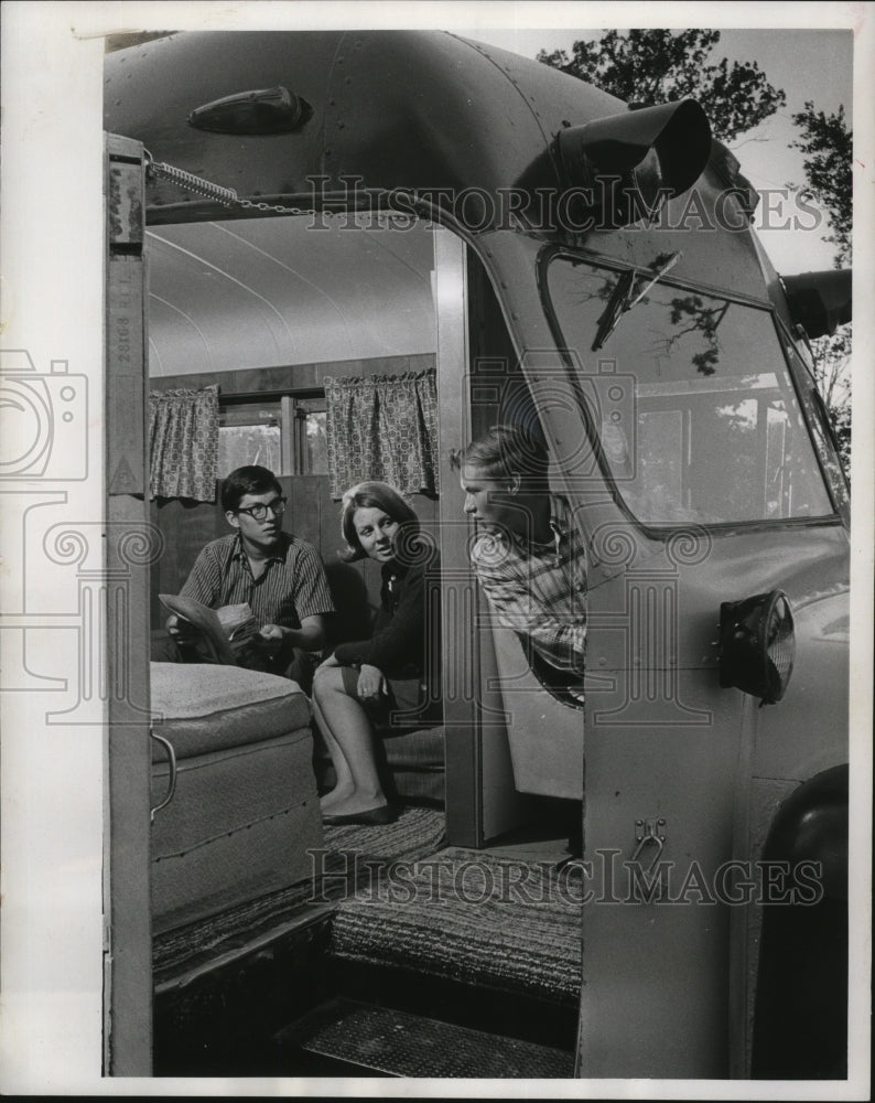 1966 Press Photo Vista worker Richard Townsend on the driver's seat of new bus