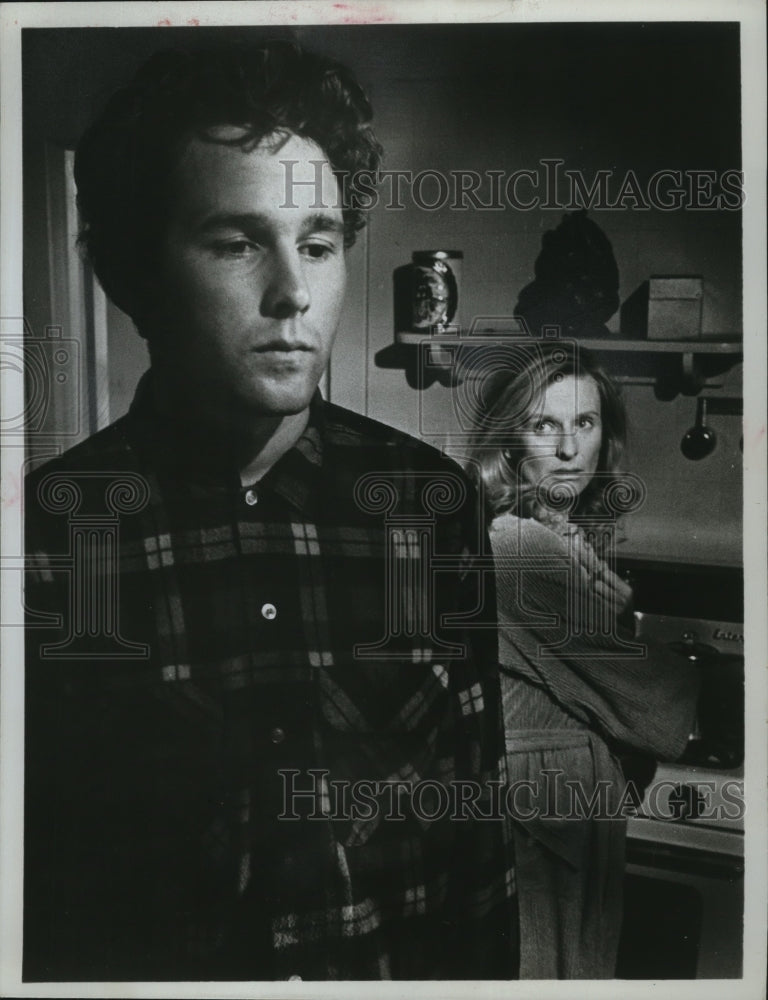 Load image into Gallery viewer, 1974 Press Photo Timothy Bottoms and Cloris Leachman in "The Last Picture Show"
