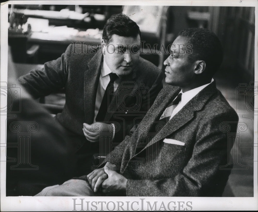 1960 Press Photo John Watson conferred in municipal court with Atty RJ Beaudry- Historic Images