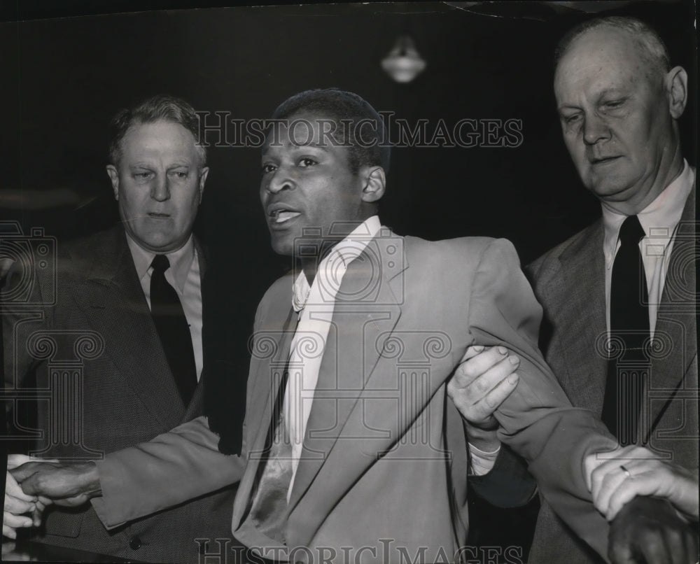 1954 Press Photo John Watson dragged by Sheriffs Roy Mawhinney &amp; FW Hassel- Historic Images