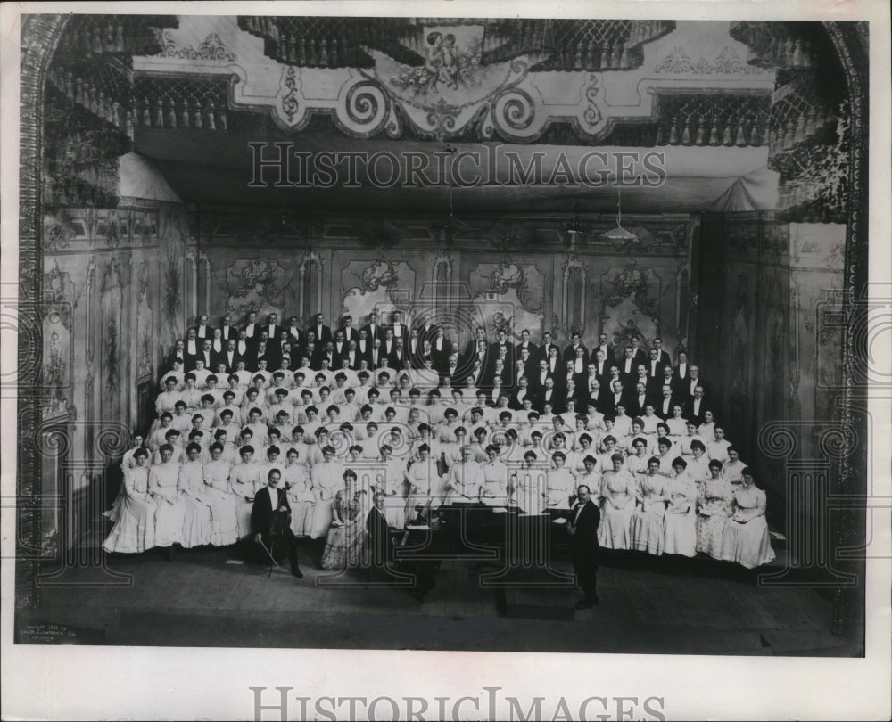 1970 Press Photo Impressive sight of Arions club at the Pabst Theater- Historic Images