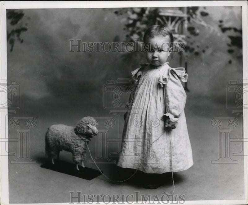 Load image into Gallery viewer, 1965 Press Photo Daughter Ruth's favorite picture - mjx04209

