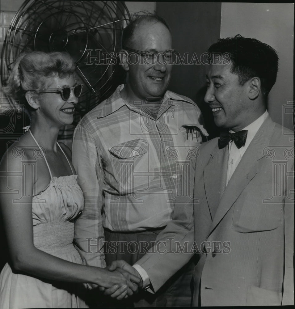 1953 Press Photo Mr. and Mrs. Steven Hay accompanied Maj. Gen. Chiang Wego- Historic Images