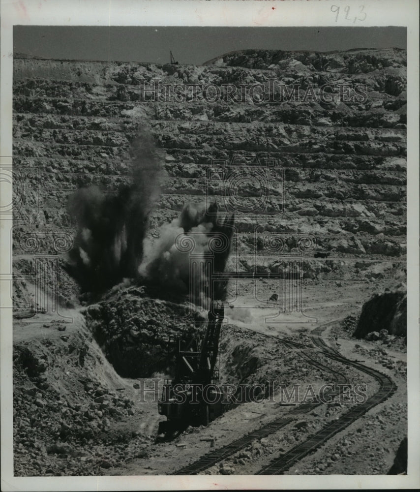 1950 Press Photo An explosion at Chuquicamata Mine in Chile - mjx04721- Historic Images