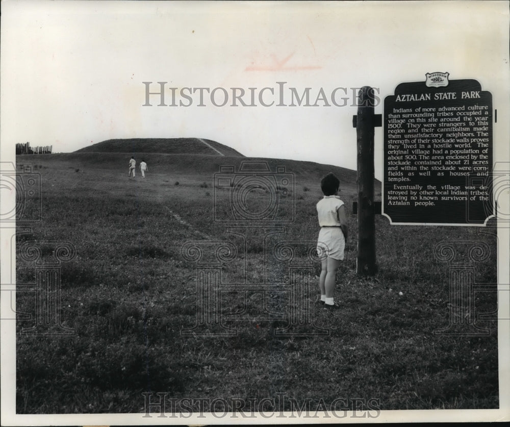 1959 Press Photo Historical marker in front of the Aztalan Pyramid - mjx04842- Historic Images