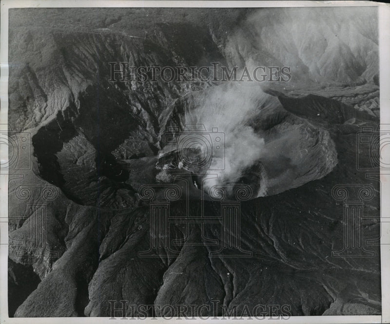 Load image into Gallery viewer, 1955 Press Photo Volcano near San Jose, Costa Rica - mjx04922
