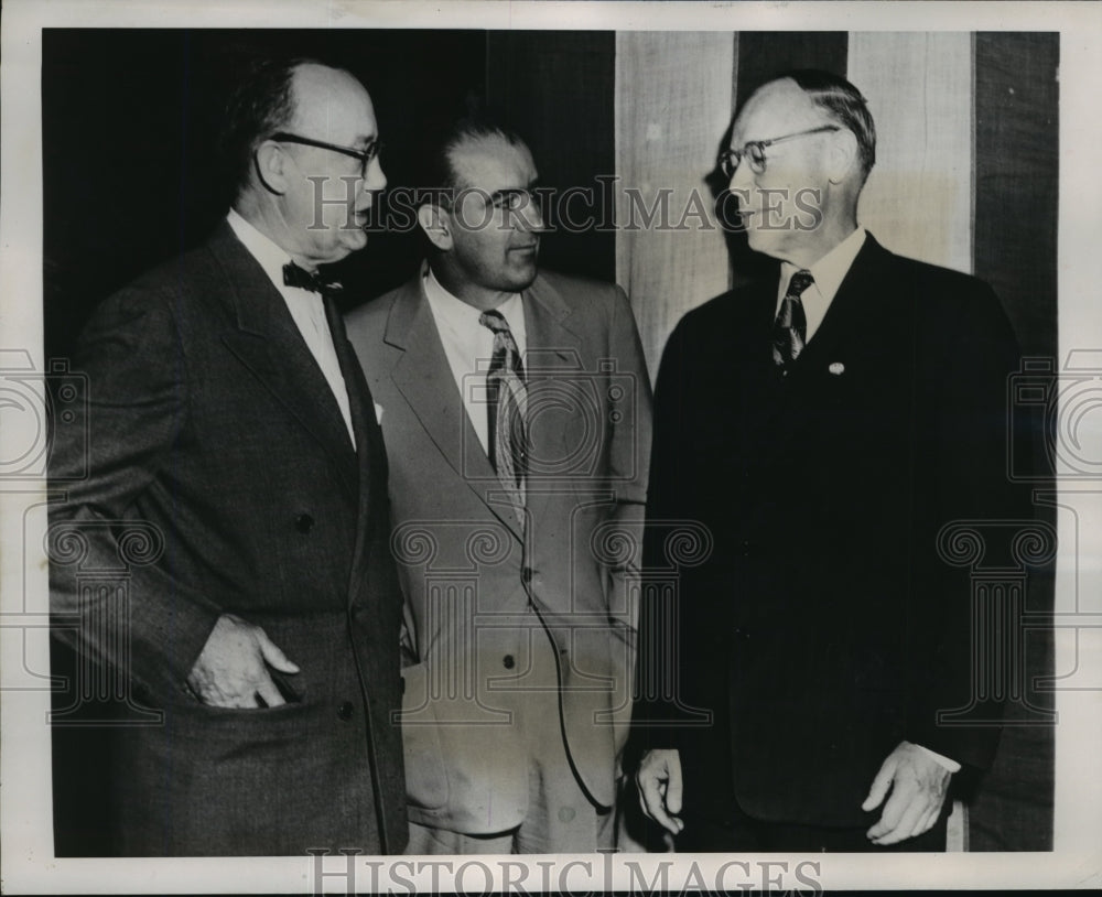 1952 Press Photo Sen Joseph McCarthy before speech at Memorial Hall, Racine, Wis