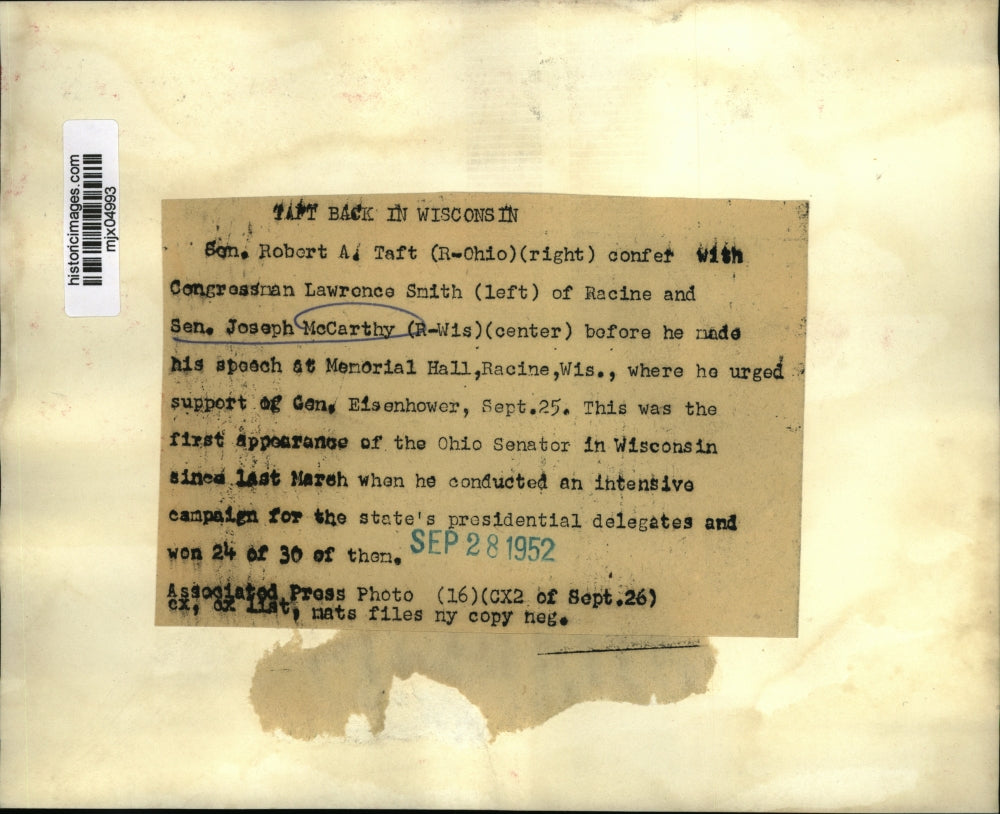 1952 Press Photo Sen Joseph McCarthy before speech at Memorial Hall, Racine, Wis