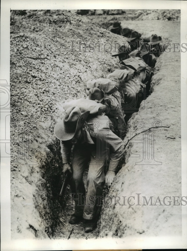 1940 Press Photo Australian Soldiers in Trench at Maneuvers at Ingle-Burn Camp- Historic Images