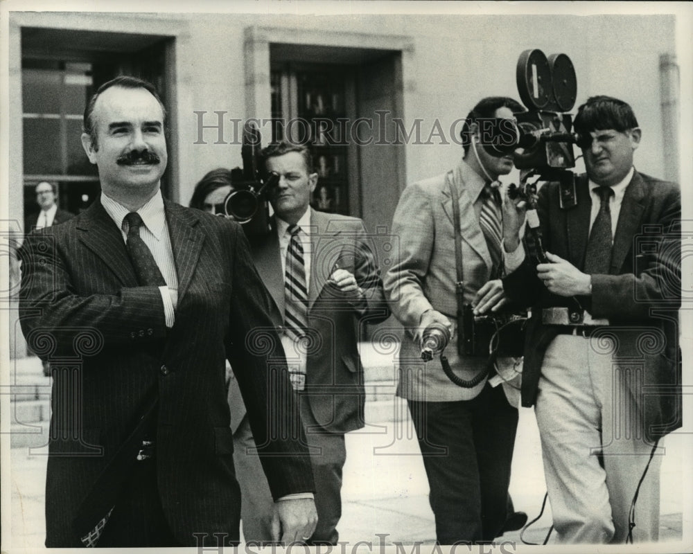1972 Press Photo Gordon Liddy attract attention as he leaves U.S. District Court