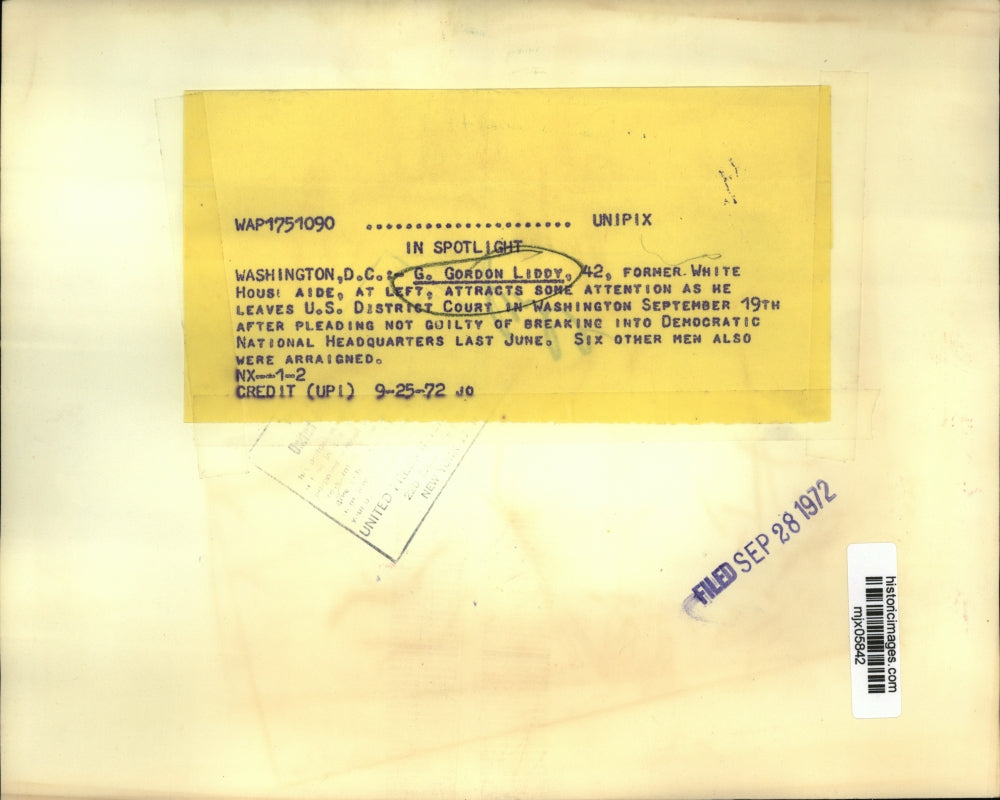 1972 Press Photo Gordon Liddy attract attention as he leaves U.S. District Court