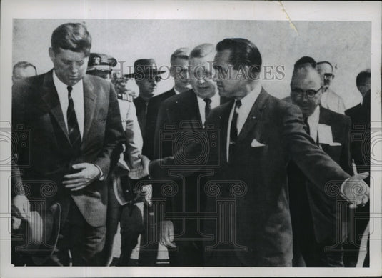 1983 Press Photo Gov Wallace clearing the way for President Kennedy in Alabama- Historic Images