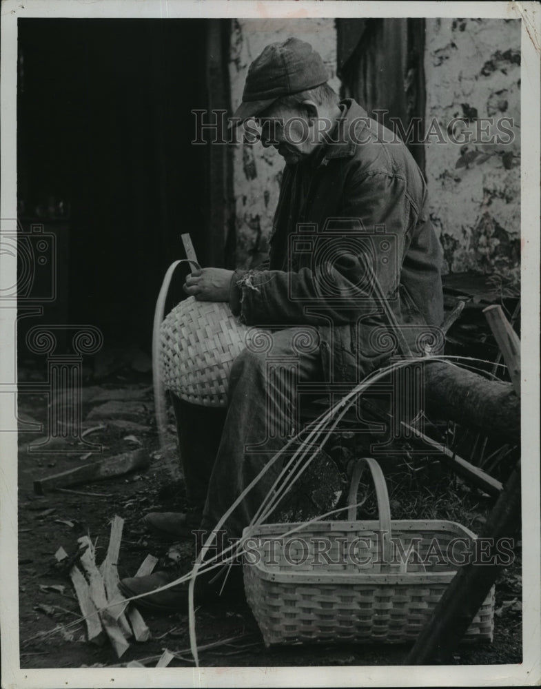 1952 Press Photo Bieber weaves while sitting on a crude horse - mjx06589- Historic Images