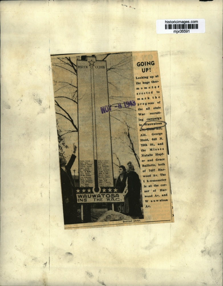 1943 Press Photo George Hunt and others looking up at a thermometer in Wauwatosa