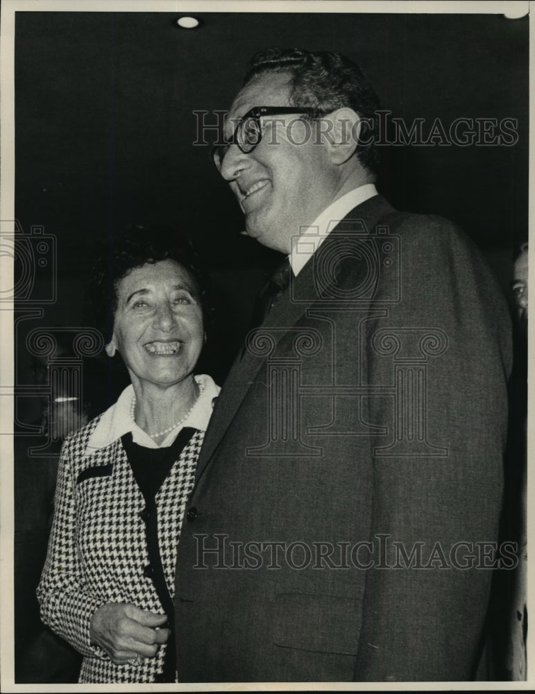 1975 Press Photo US Secretary of State Henry Kissinger w/ mom Paula at the UN