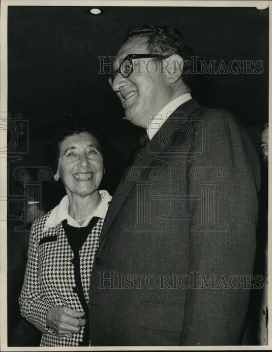1975 Press Photo US Secretary of State Henry Kissinger w/ mom Paula at the UN