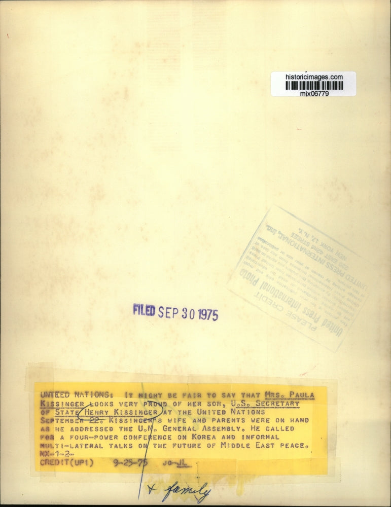 1975 Press Photo US Secretary of State Henry Kissinger w/ mom Paula at the UN