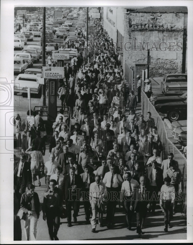Load image into Gallery viewer, 1968 Press Photo March of Dissident Democratic Convention Delegates - mjx07091
