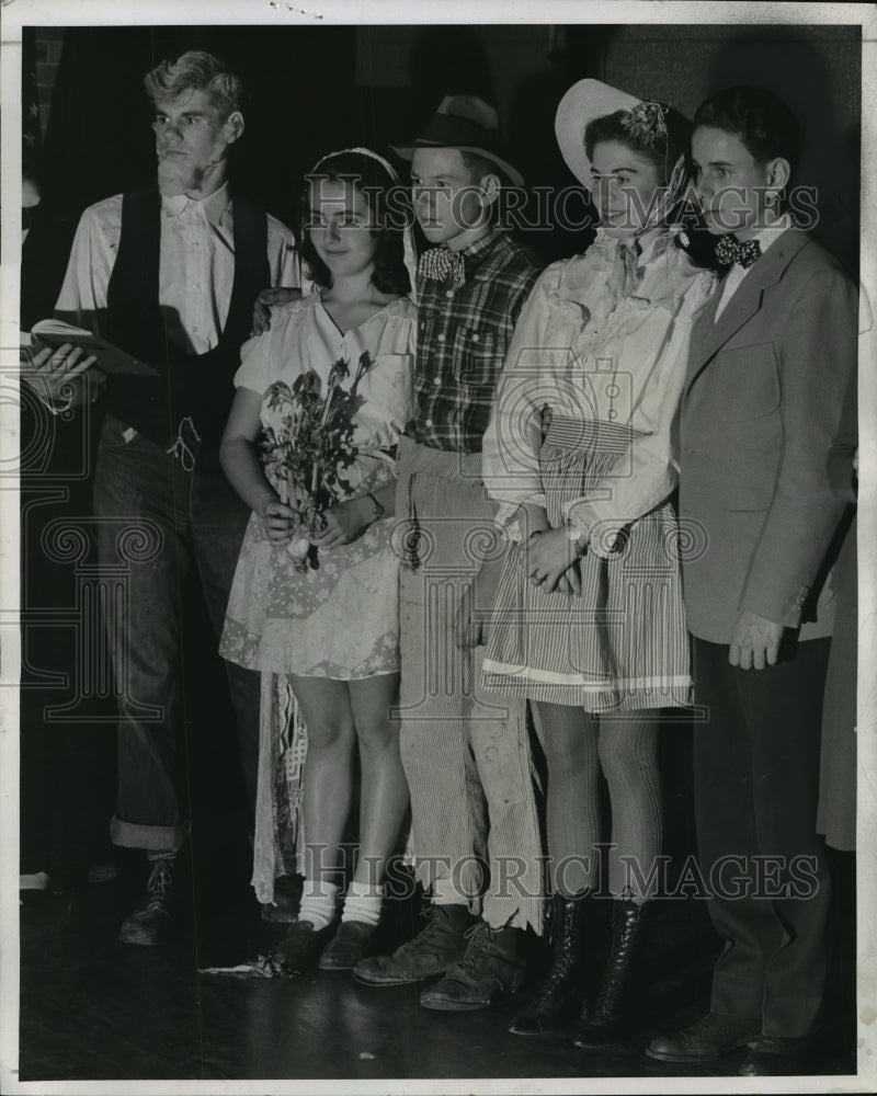 Load image into Gallery viewer, 1944 Press Photo Ozark Cousin presented in the Mayville High School auditorium
