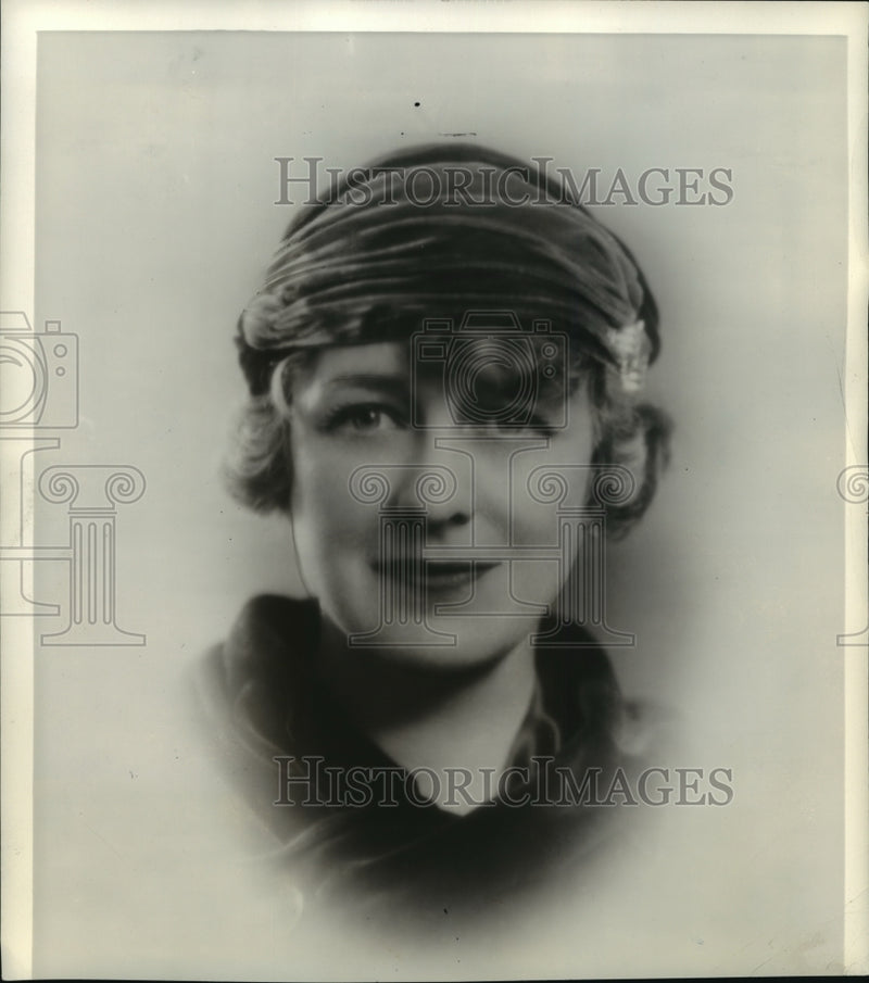 Load image into Gallery viewer, 1938 Press Photo Mrs. Richard Whitney being questioned in New York - mjx07567
