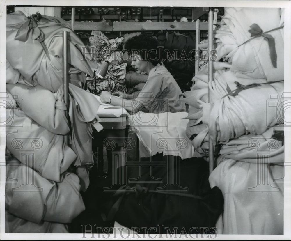 1965 Press Photo Mrs Mavis Olivarez at Jack Winter, Inc, garment manufacturer