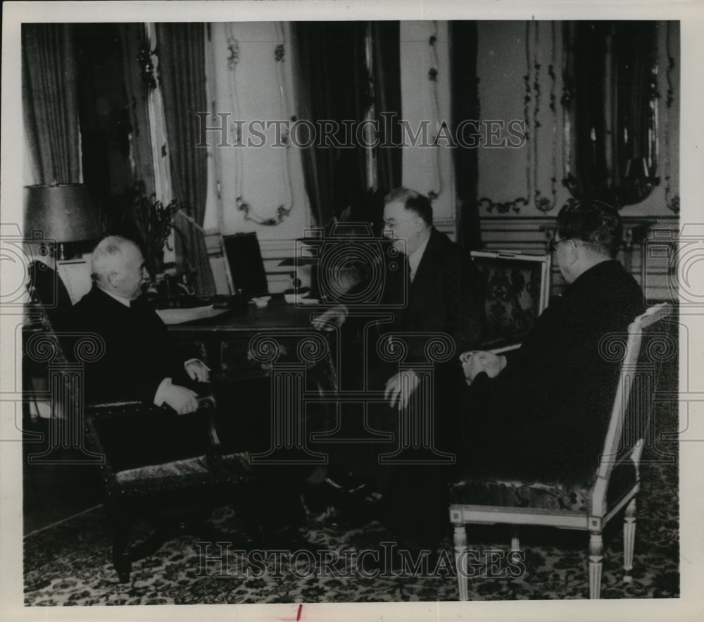 1946 Press Photo Leo Krzyck with Beves Renewing acquaintance with Pres. Benes