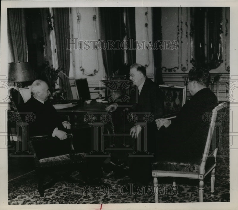 Load image into Gallery viewer, 1946 Press Photo Leo Krzyck with Beves Renewing acquaintance with Pres. Benes
