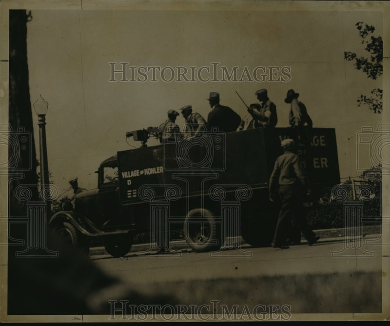 Load image into Gallery viewer, 1934 Press Photo Special deputies on Top of Kohler Trucks To Help During Rioting
