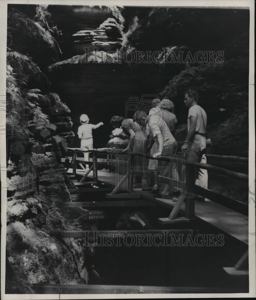 1949 Press Photo Tourists at Witches Gulch, Wisconsin Dells - mjx08253