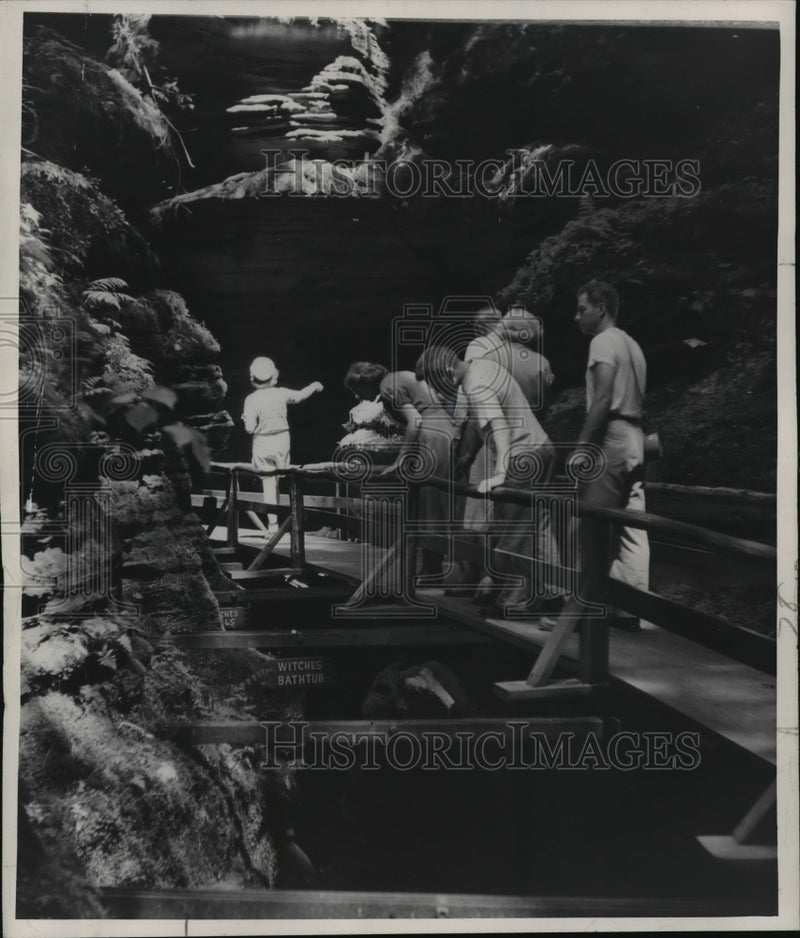 Load image into Gallery viewer, 1949 Press Photo Tourists at Witches Gulch, Wisconsin Dells - mjx08253

