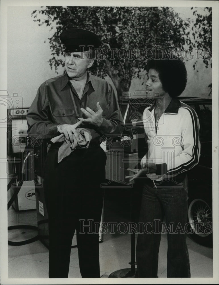 1976 Press Photo Guest star Ed McMahon chats with Marlon Jackson on The Jacksons- Historic Images