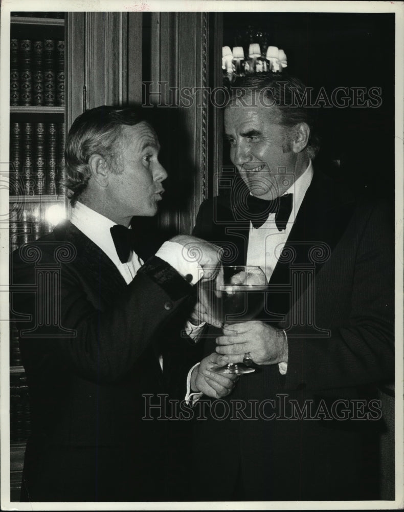1973 Press Photo Johnny Carson turned up to congratulate Ed McMahon - mjx08424- Historic Images