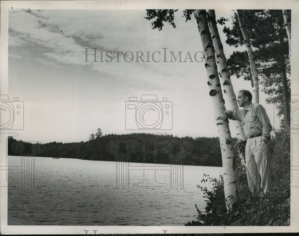 Press Photo Joe McCarthy enjoying the view of the river - mjx08627