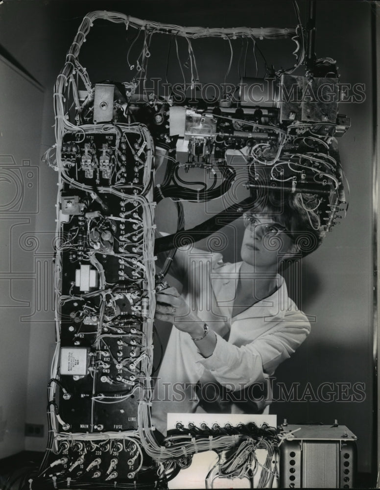 1966 Press Photo A lady putting the final touches on the X-ray machine- Historic Images