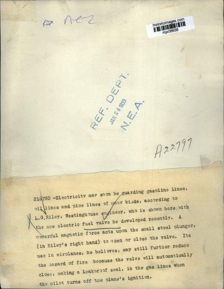 1933 Press Photo L.G. Riley with the new electric fuel valve he developed