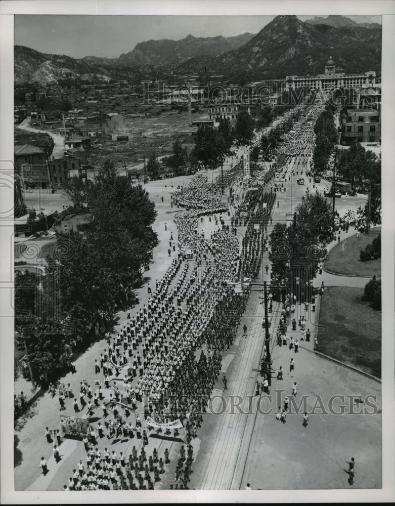 Load image into Gallery viewer, 1953 Press Photo Orderly marchers return from the Capitol during demonstrations
