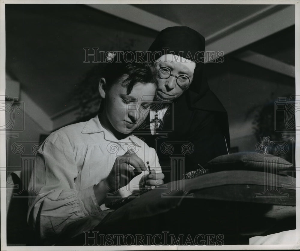 1955 Press Photo A nun helping a pupil at an Bruges convent - mjx09310