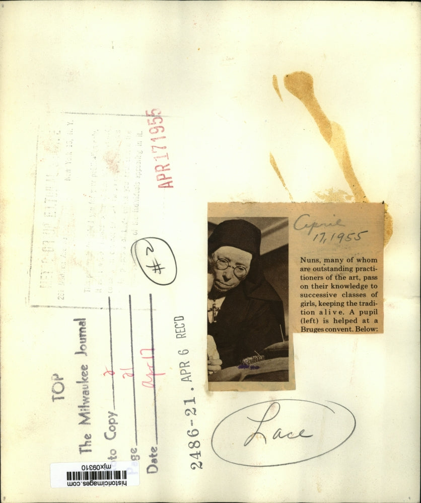 1955 Press Photo A nun helping a pupil at an Bruges convent - mjx09310
