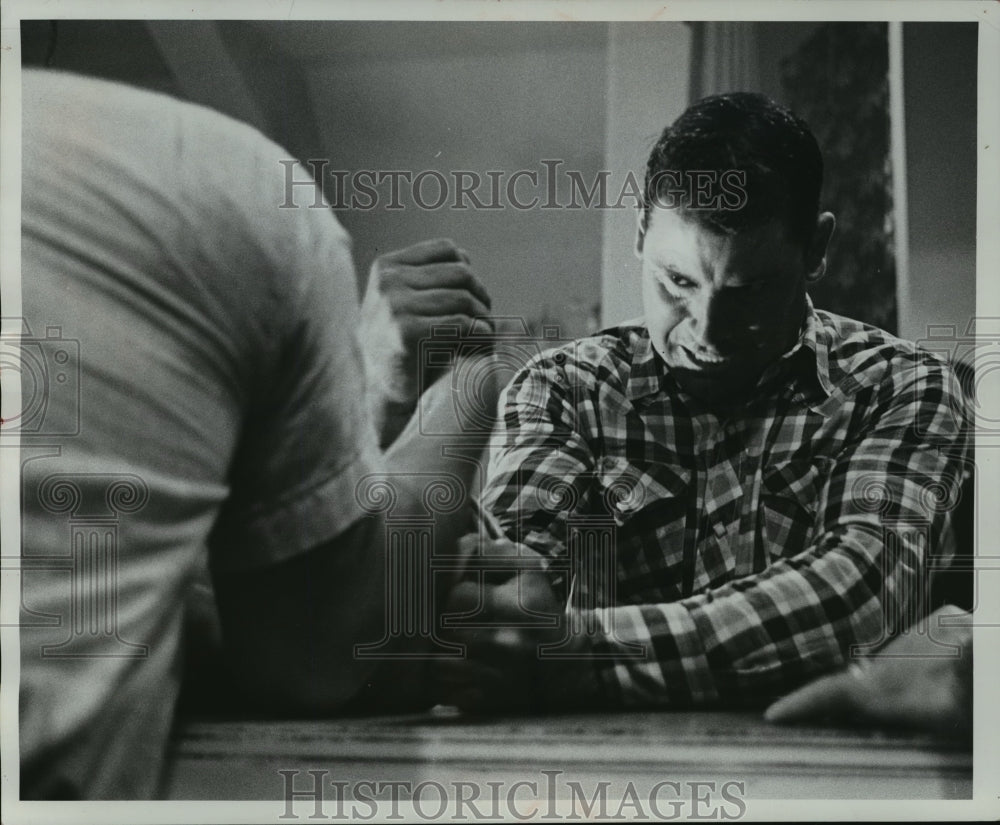 1962 Press Photo Earl Hagerman Wrist Wrestle In a Title Match - mjx09412- Historic Images