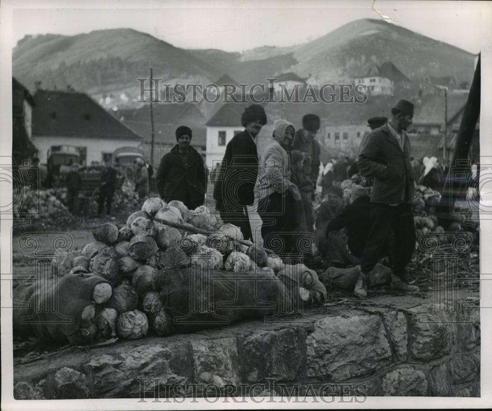 1950 Press Photo Market Scene at Zvornik between Srajevo and BelgradeYugoslavia- Historic Images