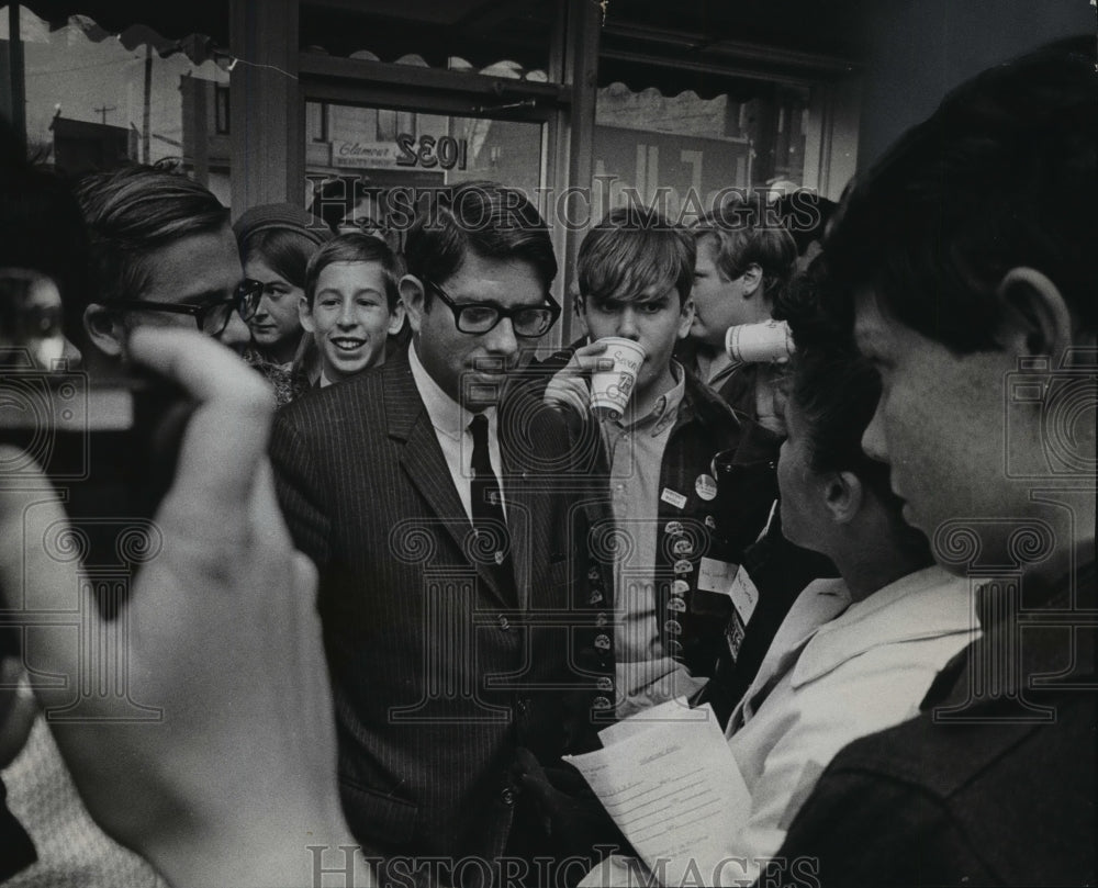 1958 Press Photo Bronson La Follette stopped to chat with young campaign workers