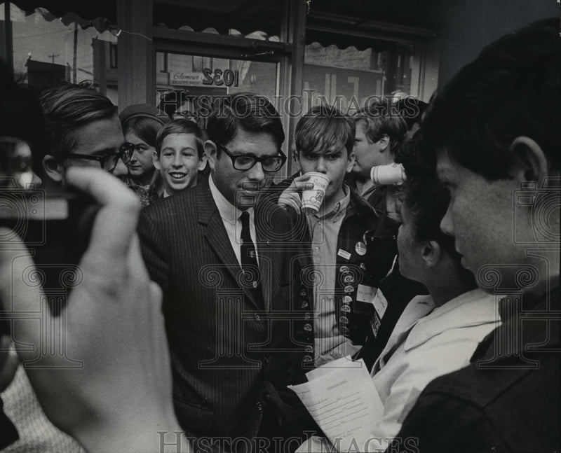 Load image into Gallery viewer, 1958 Press Photo Bronson La Follette stopped to chat with young campaign workers
