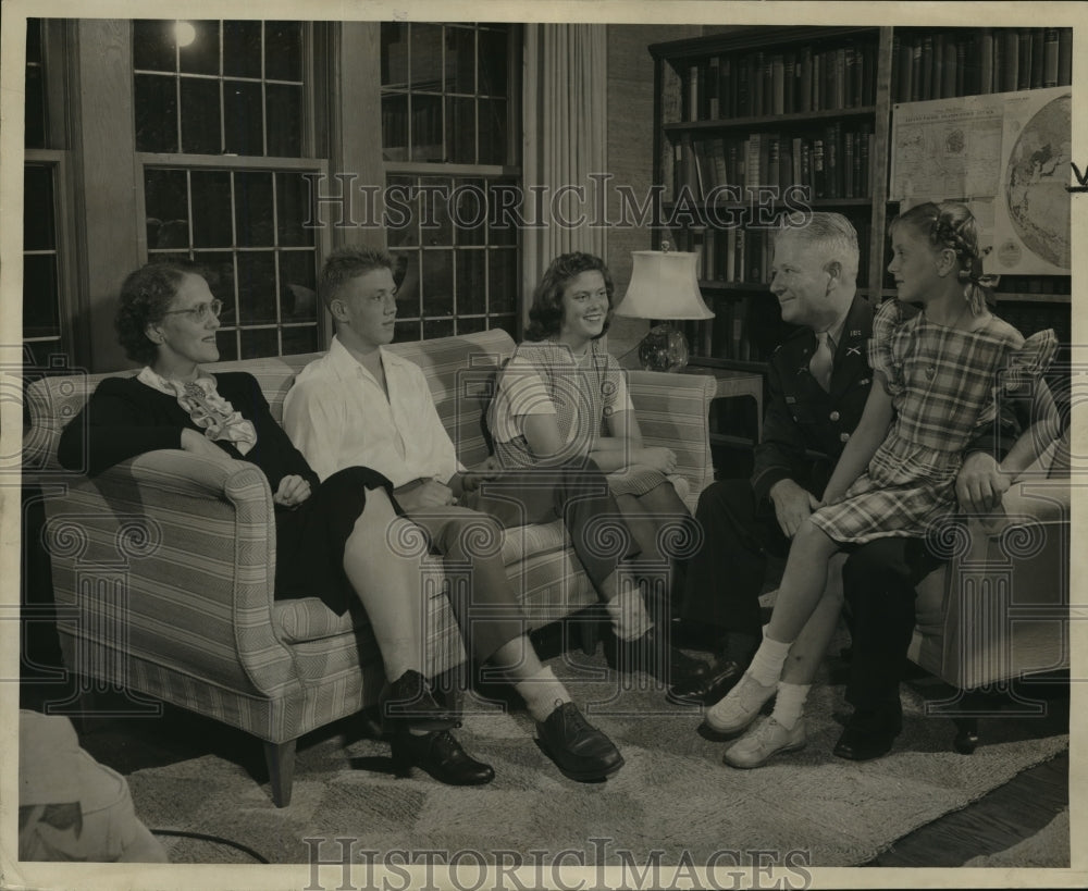 1944 Press Photo Col Phillip F La Follette, former Wisconsin Governor w/ family- Historic Images