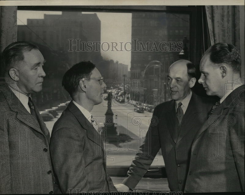 Load image into Gallery viewer, 1949 Press Photo Mayor Zeidler and Sweish Labor leaders met at City Hall
