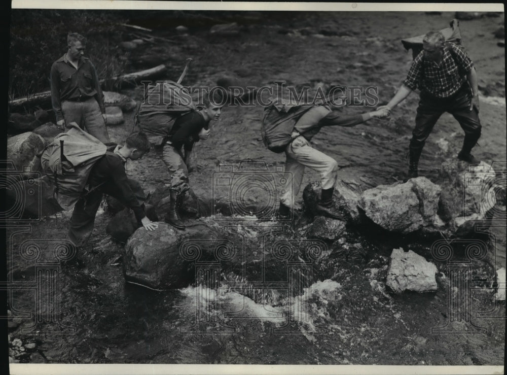1936 Press Photo YMCA camp, helping hands across the slippery rocks. - mjx09730