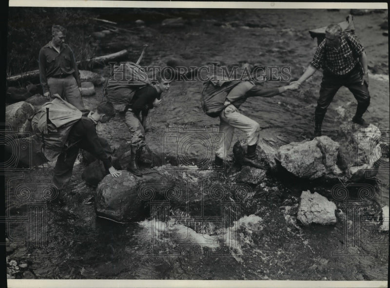 Load image into Gallery viewer, 1936 Press Photo YMCA camp, helping hands across the slippery rocks. - mjx09730
