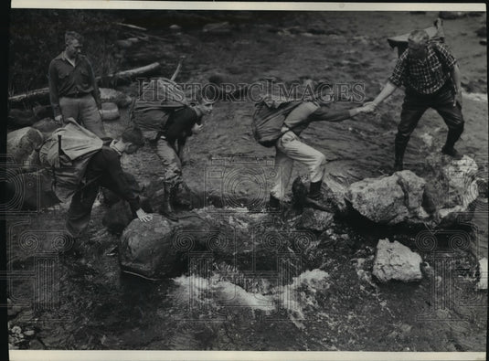 1936 Press Photo YMCA camp, helping hands across the slippery rocks. - mjx09730