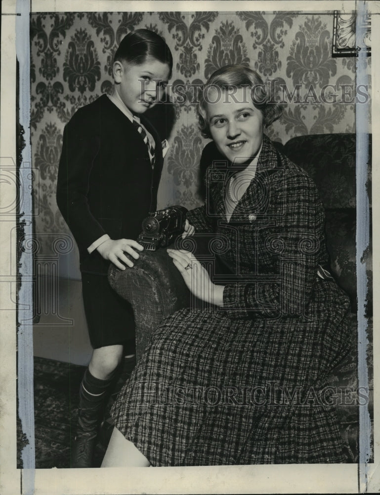 Load image into Gallery viewer, 1938 Press Photo Mrs. Kunzelmann and her son to go home to New York this week
